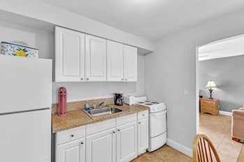 Room | Private kitchen | Microwave, oven, cookware/dishes/utensils, freezer at The Caroline