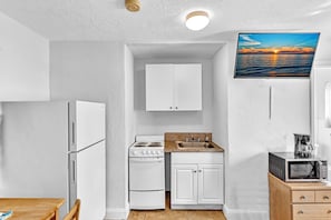 微波爐、烤箱、鍋具/餐盤/廚房用品、冷凍庫