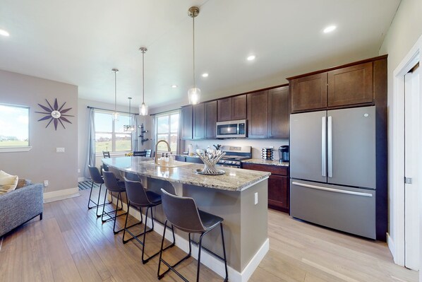 Refrigerador, microondas, horno y parrilla de estufa 