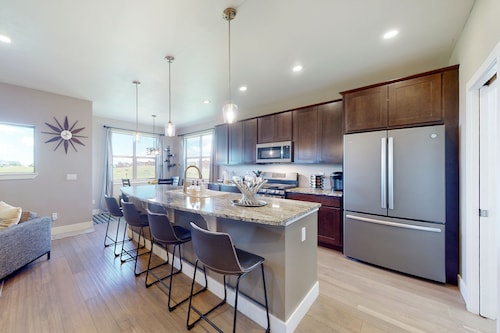 Dog-friendly house in central locale on golf course with mountain view & hot tub