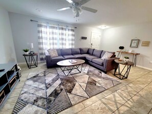 Living area - Beautiful New Villa located 30 mins from Tampa (Zephyrhills)