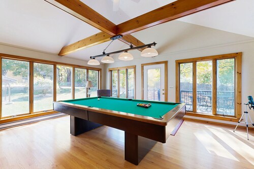 Pristine home near skiing with furnished deck, pool table & firepit