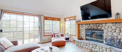 Televisio, takka, DVD-soitin, pöytäjalkapallopöytä