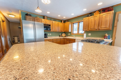 Farmer Lake Lodge: Fresh Air & Blooming Scenery – Springtime Serenity on Farmer Lake!