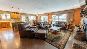 テレビ、暖炉、DVD プレーヤー、テーブルサッカー台