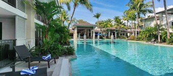 Aqua Oasis: Swim-out Resort Sanctuary