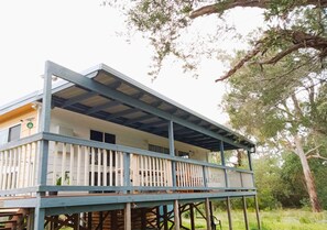 Exterior - Holiday home nestled between the beach and the lake (Loch Sport)