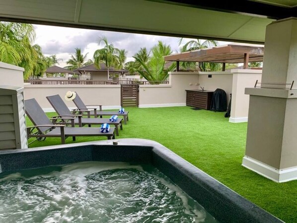 Outdoor spa tub