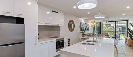 Frigorífico, microondas, horno y placa de cocina