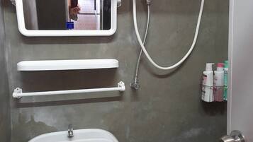 Dusch, handdukar, tvål och schampo