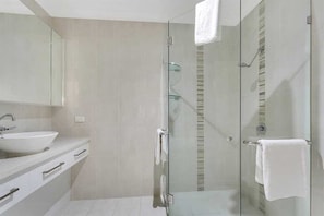 Shower, free toiletries, hair dryer, shampoo