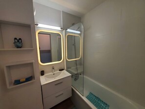 Bathroom - 3 bedrooms appartement, swimming pool, see view (ST MANDRIER SUR MER)