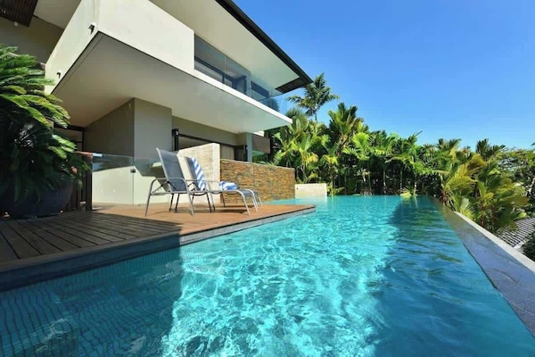 Soak up the Queensland sunshine poolside, with sun loungers encouraging you to lay out and read your favourite book.