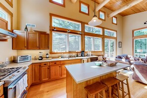 Frigorifero, forno, piano cottura, lavastoviglie