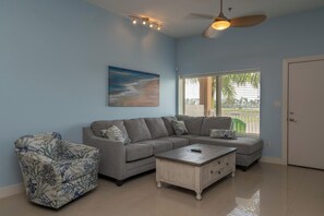 公寓式客房, 多张床, 热水浴缸 (LA ISLA F202) | 起居区 | 42-英寸纯平电视（配备有线频道）