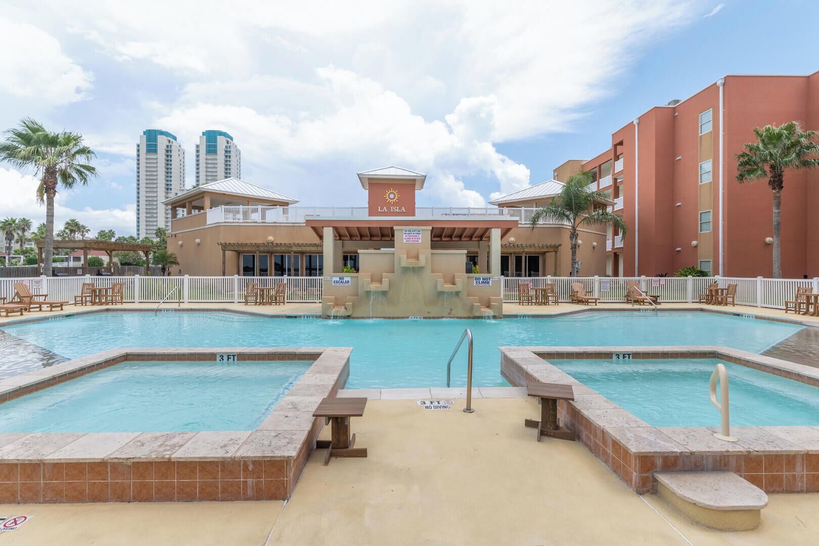 室外游泳池. 靠近海滩的休闲公寓，带有泳池，热水浴缸和烤架！