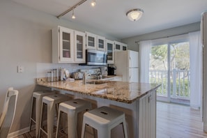 Fridge, microwave, dishwasher, coffee/tea maker - New Listing Fantastic 3BR 2.5BA Townhouse with Pool (Ocean City)