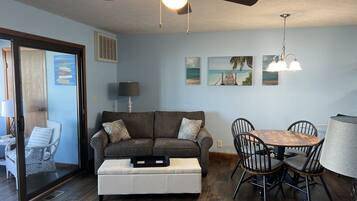 Smart TV, DVD player, livros, aparelho de som