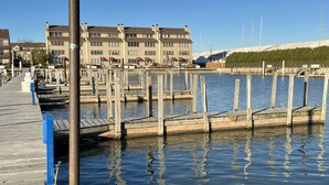 Eine Pier am Wasser mit Holzstegen und einer Reihe von Gebäuden im Hintergrund.
