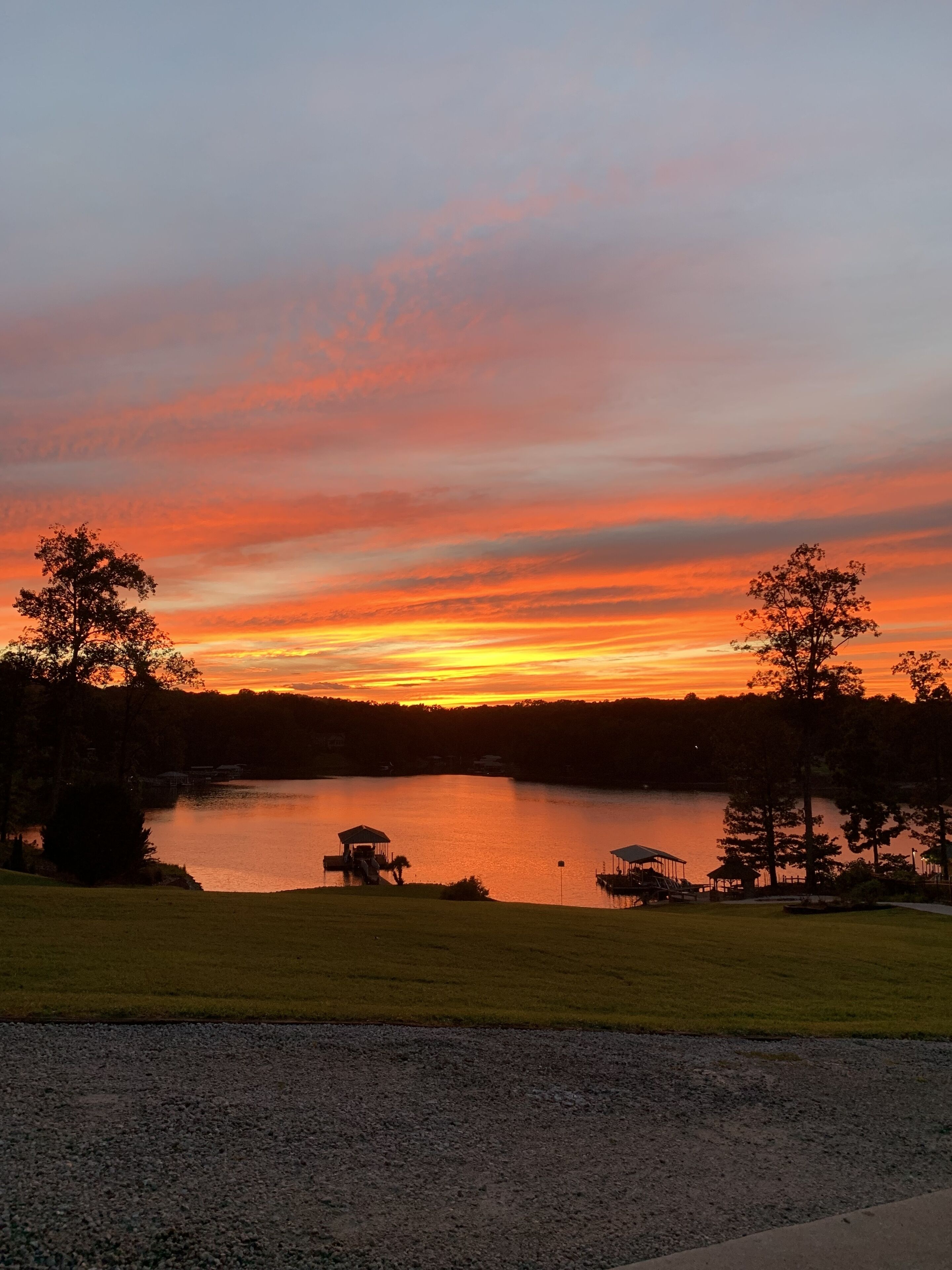 Sunset Cove / Lake Keowee / Waterfront / 13 miles to Clemson / Beach area