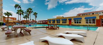 Charming studio near the beach with pool, hot tub & fast WiFi -snowbird-friendly