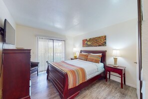 2 bedrooms, desk, iron/ironing board, Internet