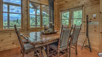House, 5 Bedrooms | Dining