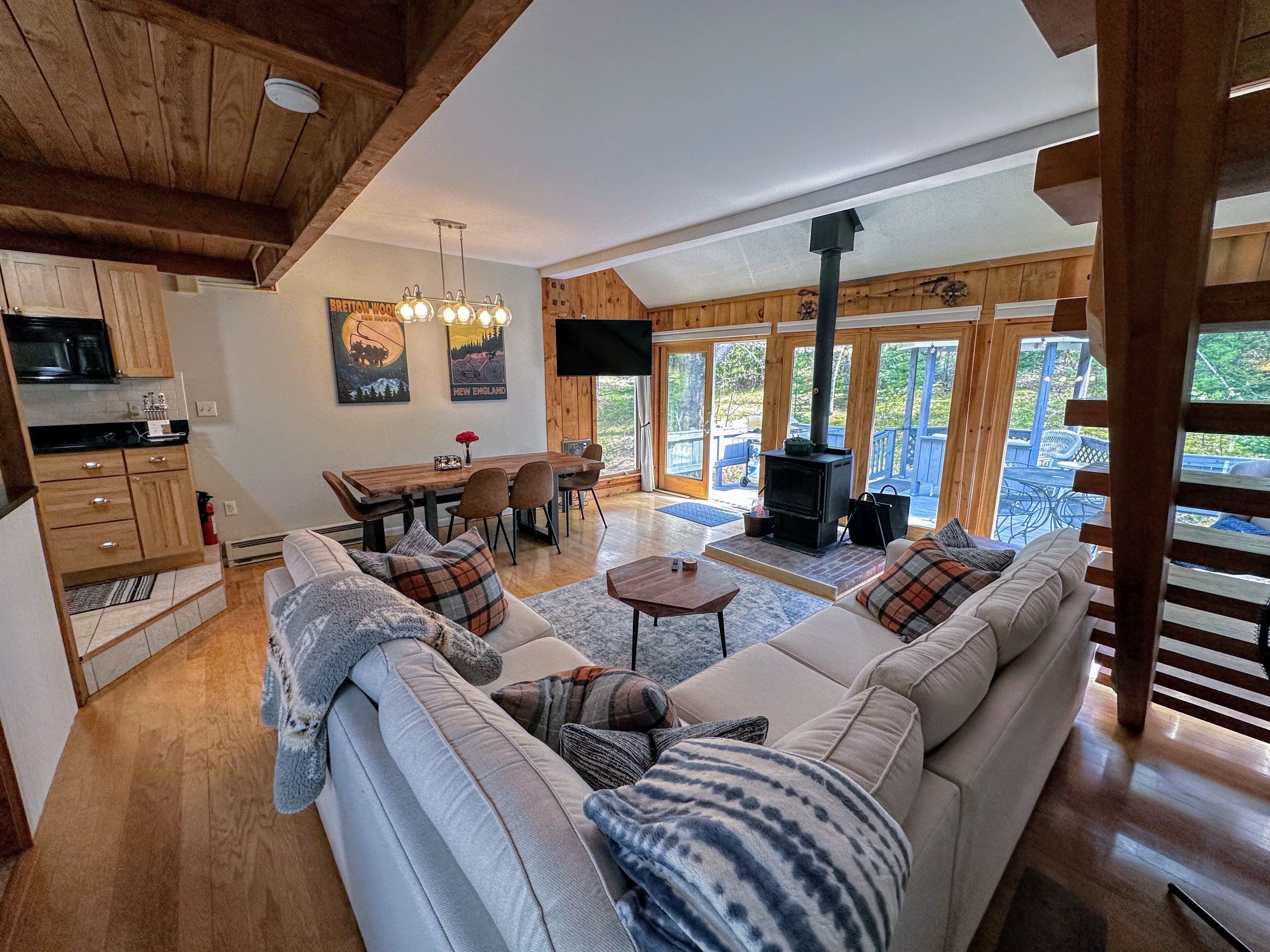 Televisión y chimenea 