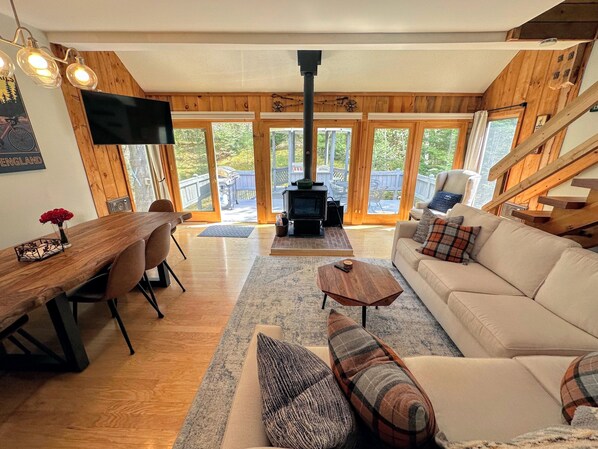 TV, fireplace - 43TV peaceful retreat in the White Mountain, fireplace, fire pit, large yard, WiFi, AC! (Twin Mountain)