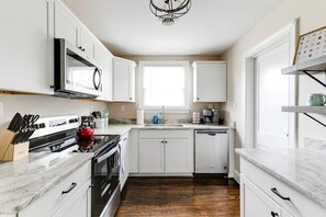 Fridge, microwave, oven, stovetop - RVA Cottage Cozy & Spacious Near Downtown (Richmond)