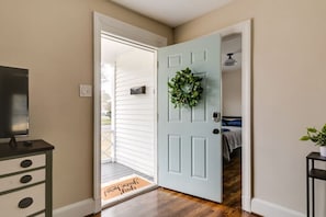 3 habitaciones, escritorio, tabla de planchar con plancha y wifi gratis