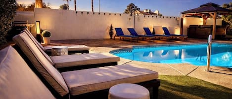 Een verwarmd zwembad