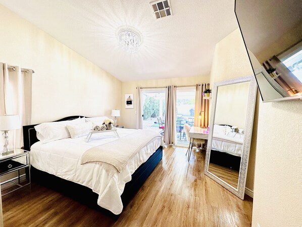 3 bedrooms, desk, iron/ironing board, free WiFi - ESCAPE THE MADNESS with no better place to relax!  NEW LUXURY SPA AND HUGE POOL! (North Las Vegas)