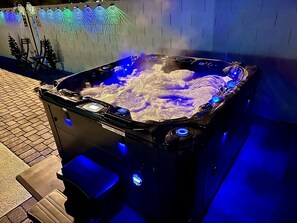 Outdoor spa tub - ESCAPE THE MADNESS with no better place to relax!  NEW LUXURY SPA AND HUGE POOL! (North Las Vegas)