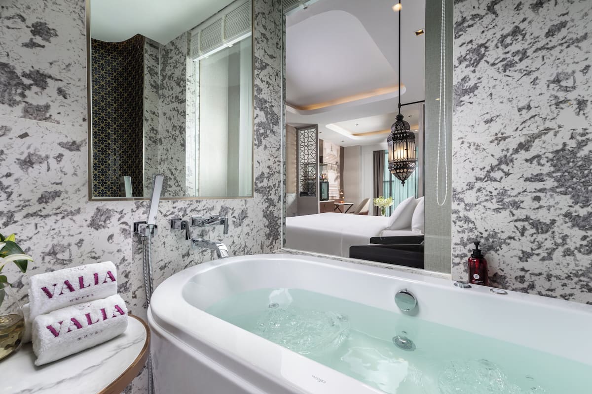 Jacuzzi Suite | Bathroom | Free toiletries, hair dryer, bathrobes, slippers