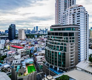 A modern high-rise building with multiple floors, large windows, and a rooftop terrace. - Valia Bangkok Sukhumvit 24 by Kingston Hotels (Bangkok)