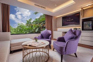 Family Suite | Wohnbereich | 55-Zoll-Smart-TV mit Satellitenempfang