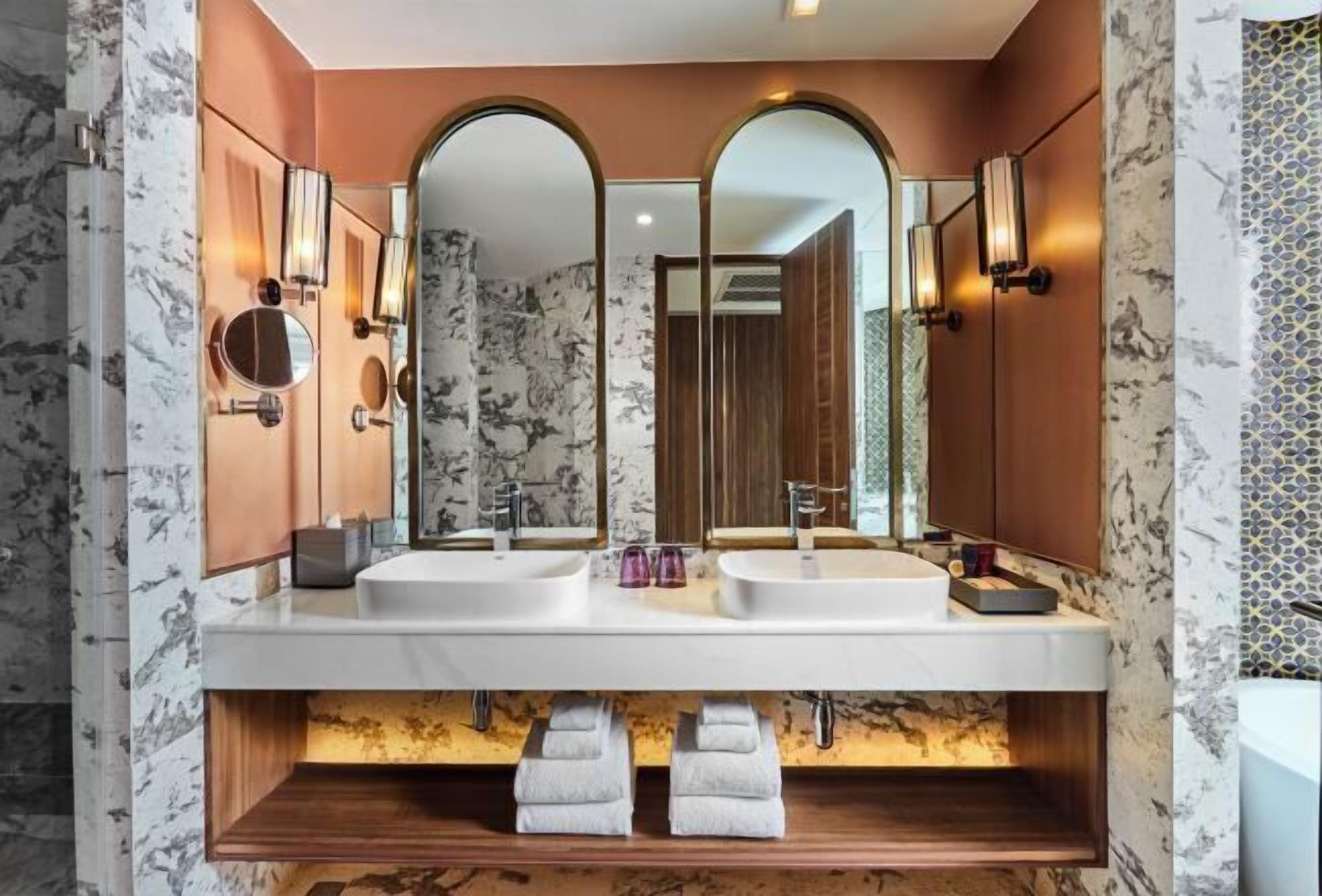 Badkamer | Gratis toiletartikelen, een haardroger, badjassen, pantoffels