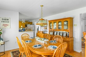 Dining - Charming home with fireplace, kayaks, patio, fast WiFi, & washer/dryer-dogs ok (Southold)