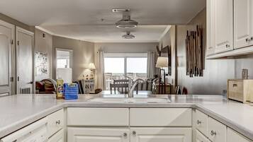 冰箱、微波炉、烤箱、炉灶