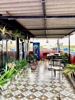 Outdoor dining - BHOORA HOUSE Rooftop AC Room Fridge Open kitchen (Jaipur)