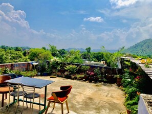 Outdoor dining - BHOORA HOUSE Rooftop AC Room Fridge Open kitchen (Jaipur)