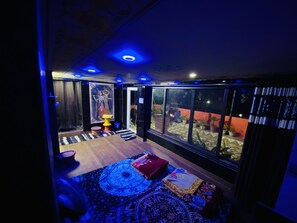 1 bedroom, desk, WiFi