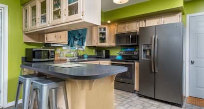 Homely Retreat - near ski resort, golf course, trails, kayaking, shopping & more