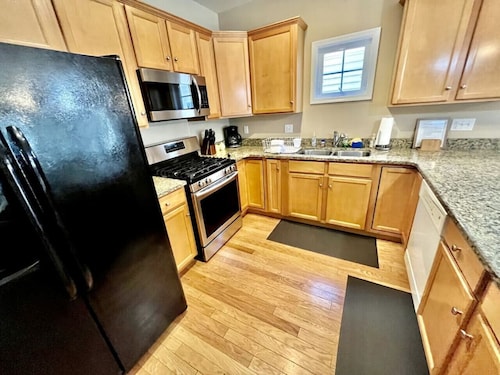 Beach Block 4 BR, 2.5 BA! w/ POOL!