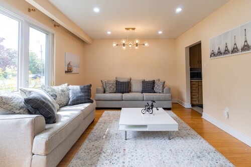 Bloor Paradise - 4 bed /2 bath + Parking & Wi-fi