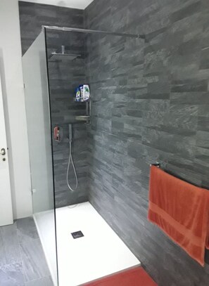 Apartamento standard, várias camas (Marsaskala near sea, Very Bright) | Banheiro | Chuveiro, toalhas de banho, sabonete, shampoo