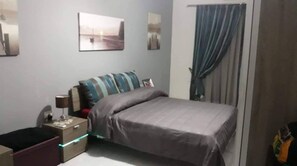 2 عدّة غرف نوم ومكواة/لوح كي وملاءات أسرّة