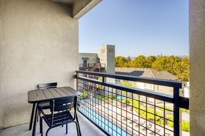 Outdoor dining - Bright San Jose 1BR w/ W/D, Gym & Pool, nr Caltrain, by Blueground (South Bay)