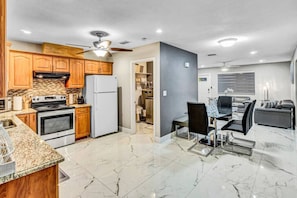 Refrigerador, microondas, horno, placa de cocina
